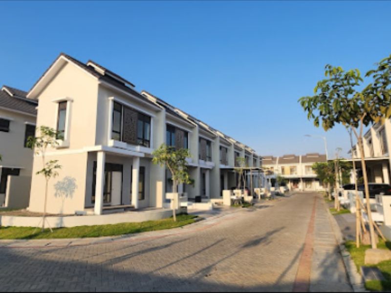 Eco Medayu: Hunian Ramah Lingkungan oleh Yekape Surabaya di Medayu Utara - Perumahan Eco Medayu yang dikembangkan oleh Yekape Surabaya adalah solusi hunian modern dan ramah lingkungan di kawasan Medayu Utara Surabaya. Dalam era yang semakin peduli terhadap keberlanjutan, perumahan ini hadir dengan konsep desain yang mengutamakan kelestarian lingkungan tanpa mengorbankan kenyamanan dan gaya hidup modern. Artikel ini akan mengulas lebih dalam mengenai keunggulan Perumahan Eco Medayu, keistimewaan lokasi Medayu Utara Surabaya, serta fasilitas yang ditawarkan oleh Yekape Surabaya untuk para penghuninya.
1. Lokasi Strategis di Medayu Utara Surabaya
Perumahan Lokasi Strategis
Medayu Utara Surabaya merupakan kawasan yang berkembang pesat dalam beberapa tahun terakhir. Berlokasi di bagian utara Surabaya, kawasan ini menawarkan aksesibilitas yang sangat baik ke berbagai fasilitas publik, seperti pusat perbelanjaan, sekolah, rumah sakit, dan tempat hiburan. Jalan utama yang menghubungkan Medayu Utara dengan pusat kota Surabaya menjadikan lokasi ini sangat strategis bagi mereka yang menginginkan kemudahan dalam mobilitas sehari-hari.
Keberadaan Perumahan Eco Medayu di Medayu Utara Surabaya memberikan keuntungan lebih bagi para penghuni. Selain akses yang mudah ke fasilitas utama, penghuni juga dapat menikmati udara yang lebih segar dan jauh dari kebisingan pusat kota. Lokasi ini juga terhubung dengan berbagai jalan tol, mempermudah akses menuju kawasan bisnis dan industri Surabaya.
Sebagai pengembang, Yekape Surabaya memilih lokasi ini dengan cermat untuk memastikan bahwa para penghuni tidak hanya mendapatkan kenyamanan dalam hunian, tetapi juga kemudahan dalam menjalani kehidupan sehari-hari. Kehadiran Yekape Surabaya di kawasan ini menunjukkan komitmen untuk membangun hunian yang mengutamakan kualitas hidup yang baik, seimbang antara keberlanjutan lingkungan dan kemudahan akses.
2. Keunggulan Perumahan Eco Medayu
Perumahan Eco Medayu memiliki banyak keunggulan yang membuatnya berbeda dari perumahan pada umumnya di Surabaya. Sebagai proyek yang dikembangkan oleh Yekape Surabaya, perumahan ini mengusung konsep ramah lingkungan yang kini semakin diminati. Beberapa fitur utama yang ditawarkan oleh Perumahan Eco Medayu adalah:
Desain Ramah Lingkungan
Perumahan ini mengadopsi desain modern dengan penggunaan material yang ramah lingkungan. Mulai dari penggunaan material bangunan yang efisien hingga pemanfaatan energi terbarukan seperti panel surya, Perumahan Eco Medayu bertujuan untuk mengurangi jejak karbon penghuninya. Hal ini tentunya sejalan dengan tren global untuk mendukung pembangunan berkelanjutan.
Sistem Pengelolaan Air dan Sampah
Keberlanjutan tidak hanya terbatas pada desain bangunan, tetapi juga meliputi pengelolaan air dan sampah. Yekape Surabaya telah merancang sistem pengelolaan air yang efisien, termasuk pemanfaatan air hujan dan sistem irigasi yang ramah lingkungan. Selain itu, sistem pengelolaan sampah di Perumahan Eco Medayu juga menggunakan teknologi untuk mengurangi dampak negatif terhadap lingkungan.
Taman dan Ruang Terbuka Hijau
Salah satu fitur unggulan dari Perumahan Eco Medayu adalah keberadaan taman dan ruang terbuka hijau yang cukup luas. Fasilitas ini tidak hanya memberikan ruang bagi penghuni untuk bersantai, tetapi juga berperan dalam meningkatkan kualitas udara dan menciptakan suasana yang asri dan nyaman. Taman-taman ini juga menyediakan tempat bagi anak-anak untuk bermain dan keluarga untuk berkumpul.
Fasilitas Pendukung yang Lengkap
Selain desain ramah lingkungan, Perumahan Eco Medayu juga menawarkan fasilitas modern yang sangat mendukung kenyamanan para penghuni. Setiap unit rumah dilengkapi dengan berbagai fasilitas seperti keamanan 24 jam, sistem pengelolaan sampah, dan area parkir yang cukup. Fasilitas umum lainnya, seperti pusat kebugaran dan area bermain anak, juga tersedia untuk memenuhi kebutuhan gaya hidup sehat dan aktif.
3. Mengapa Memilih Perumahan Eco Medayu di Medayu Utara Surabaya?
Eco Medayu Utara
Ada banyak alasan mengapa Perumahan Eco Medayu menjadi pilihan utama bagi mereka yang mencari hunian di Medayu Utara Surabaya. Pertama, perumahan ini menawarkan kombinasi antara desain modern dan keberlanjutan yang sulit ditemukan di tempat lain. Penghuni tidak hanya mendapatkan hunian yang nyaman dan lengkap, tetapi juga dapat berkontribusi terhadap pelestarian lingkungan.
Kedua, Perumahan Eco Medayu dibangun dengan mempertimbangkan kebutuhan keluarga modern. Dengan ukuran rumah yang fleksibel dan desain interior yang praktis, perumahan ini cocok untuk berbagai macam keluarga. Apakah Anda seorang profesional muda yang baru memulai keluarga atau sebuah keluarga besar yang membutuhkan lebih banyak ruang, Perumahan Eco Medayu menawarkan solusi hunian yang tepat.
Selain itu, Yekape Surabaya sebagai pengembang memiliki reputasi yang sangat baik dalam mengelola proyek perumahan. Kepercayaan yang dibangun oleh pengembang ini menjadikan Perumahan Eco Medayu sebagai pilihan yang sangat menarik bagi calon penghuni yang mencari rumah dengan kualitas terbaik.
4. Fasilitas dan Akses Keberagaman Layanan di Sekitar
Selain keunggulan dalam hal desain dan fasilitas hunian, Perumahan Eco Medayu juga dikelilingi oleh berbagai fasilitas pendukung yang memudahkan penghuni dalam menjalani kehidupan sehari-hari. Salah satu yang paling menonjol adalah Yekape Surabaya, yang merupakan pusat kebutuhan sehari-hari yang terletak dekat dengan perumahan ini.
Yekape Surabaya menyediakan berbagai produk kebutuhan rumah tangga dan bahan makanan segar yang sangat dibutuhkan oleh penghuni Perumahan Eco Medayu. Keberadaan Yekape Surabaya yang terintegrasi dengan kehidupan sehari-hari memudahkan penghuni dalam memenuhi kebutuhan bahan pangan dan barang-barang lainnya tanpa harus bepergian jauh.
Selain itu, Perumahan Eco Medayu juga memiliki akses yang sangat mudah ke berbagai pusat perbelanjaan, pusat hiburan, rumah sakit, dan fasilitas pendidikan. Keberadaan fasilitas-fasilitas ini di sekitar perumahan menjadikan kawasan Medayu Utara Surabaya sebagai tempat tinggal yang sangat ideal bagi keluarga.
5. Perumahan Eco Medayu dan Tren Hunian Masa Depan
Dengan semakin meningkatnya kesadaran masyarakat terhadap pentingnya keberlanjutan dan pelestarian lingkungan, Perumahan Eco Medayu menjadi pilihan yang sangat tepat untuk masa depan. Proyek ini menunjukkan bagaimana Yekape Surabaya tidak hanya berfokus pada keuntungan jangka pendek, tetapi juga pada pengembangan hunian yang dapat bertahan lama dan memberikan dampak positif bagi lingkungan.
Keberlanjutan dalam pembangunan perumahan bukan hanya soal mengurangi dampak negatif terhadap lingkungan, tetapi juga meningkatkan kualitas hidup penghuni. Perumahan Eco Medayu akan menjadi bagian dari tren hunian masa depan yang lebih peduli terhadap bumi, yang memadukan kenyamanan hidup dengan tanggung jawab terhadap lingkungan.
6. Testimoni dan Kisah Sukses Penghuni Perumahan Eco Medayu
Penghuni Perumahan Eco Medayu sangat puas dengan fasilitas yang ditawarkan dan kualitas hidup yang mereka nikmati. Banyak penghuni yang mengungkapkan bahwa mereka merasa lebih nyaman tinggal di perumahan ini karena udara yang segar, lingkungan yang asri, dan kemudahan akses ke berbagai fasilitas di sekitar perumahan.
"Saya sangat senang tinggal di Perumahan Eco Medayu. Lingkungannya asri dan nyaman, dan saya merasa bangga tinggal di tempat yang ramah lingkungan. Selain itu, akses ke berbagai kebutuhan sehari-hari sangat mudah, terutama dengan adanya Yekape Surabaya yang hanya beberapa menit dari rumah kami," ujar salah satu penghuni.
7. Kesimpulan
Perumahan Eco Medayu, yang dikembangkan oleh Yekape Surabaya, adalah pilihan terbaik bagi mereka yang mencari hunian ramah lingkungan di Medayu Utara Surabaya. Dengan lokasi yang strategis, fasilitas modern, dan desain yang mengutamakan keberlanjutan, perumahan ini memberikan kenyamanan bagi penghuninya sekaligus mendukung gaya hidup yang lebih hijau dan bertanggung jawab terhadap lingkungan.
Jika Anda tertarik untuk memiliki hunian ramah lingkungan yang nyaman dan strategis, Perumahan Eco Medayu adalah pilihan yang tepat. Hubungi Yekape Surabaya sekarang untuk mendapatkan informasi lebih lanjut atau melakukan kunjungan ke lokasi perumahan ini.
Tertarik untuk memiliki hunian ramah lingkungan di Perumahan Eco Medayu? Hubungi Yekape Surabaya sekarang untuk jadwalkan kunjungan dan temukan rumah impian Anda di Medayu Utara Surabaya.
Alamat Kantor:
PT. Yekape Surabaya: Jalan Wijaya Kusuma No.36, Kel.Ketabang Kec.Genteng Surabaya 60272